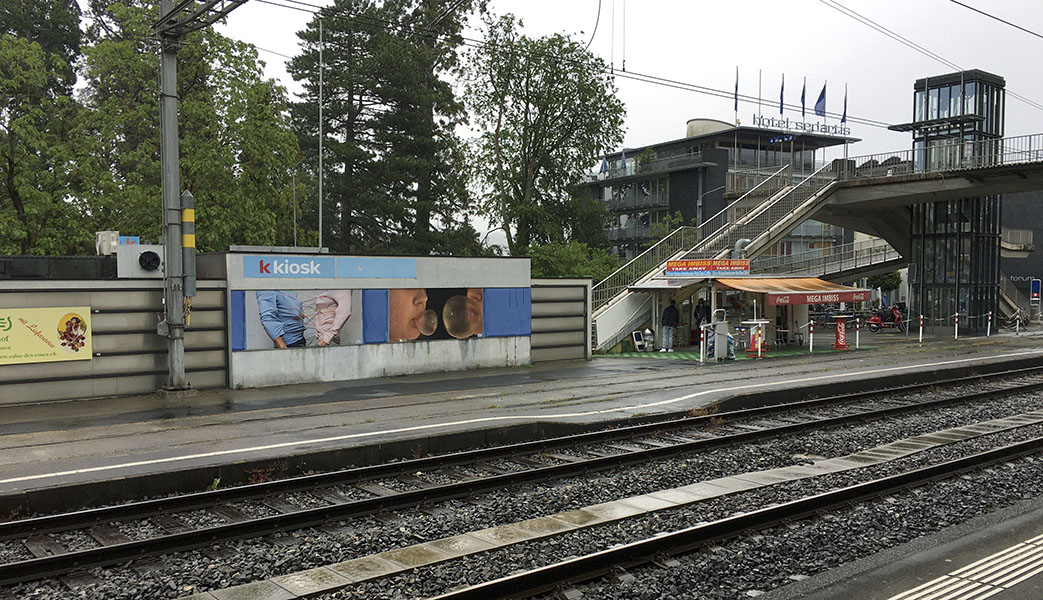 Plakatwand Bahnhof Thalwil